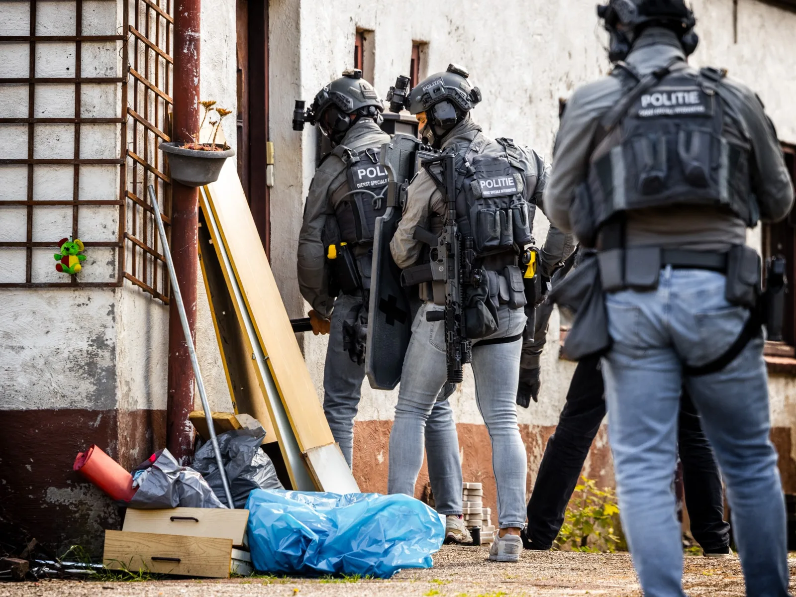 34 Arrested After Fatal Gang Shootout in Overasselt, Netherlands
