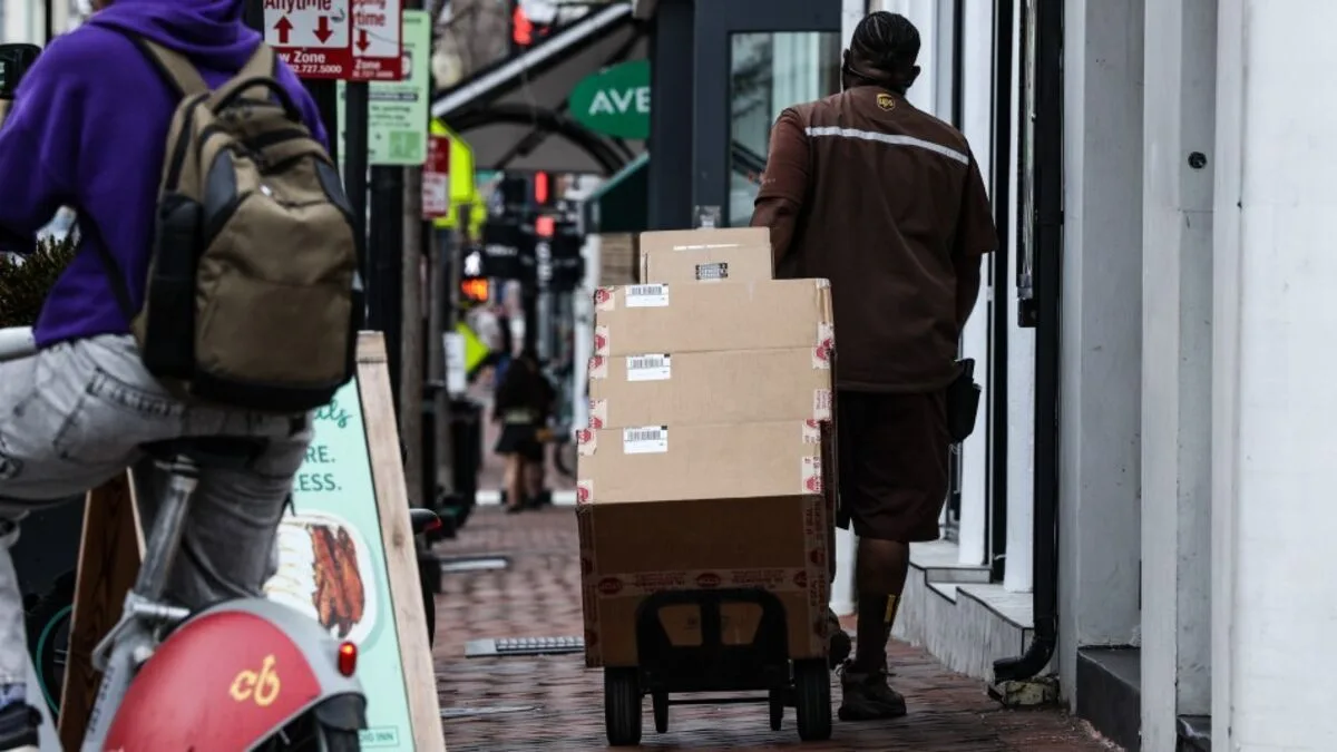 US Labor Market Shows Stability Amid Weak Hiring and Low Jobless Claims