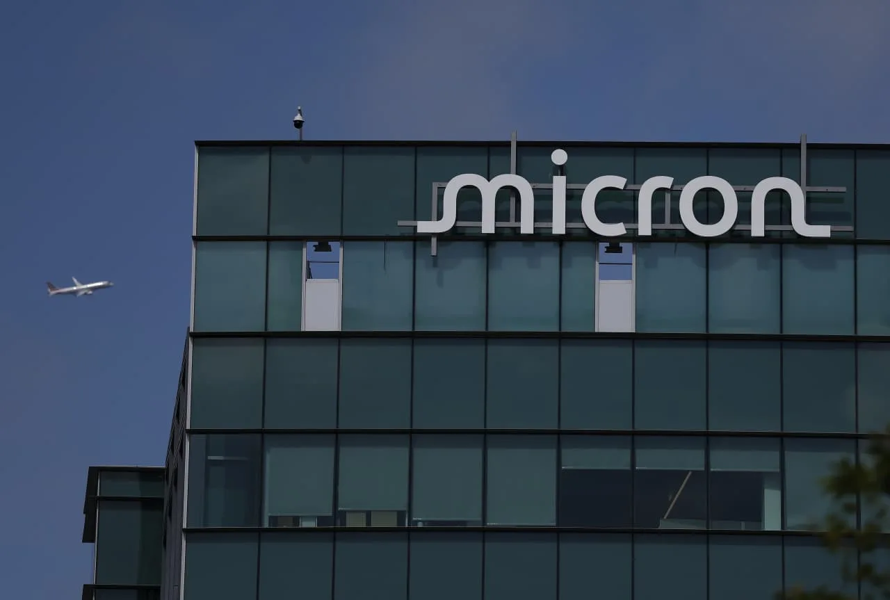 AI-Linked Stocks Decline as SambaNova Raises $1 Billion at $11 Billion Valuation