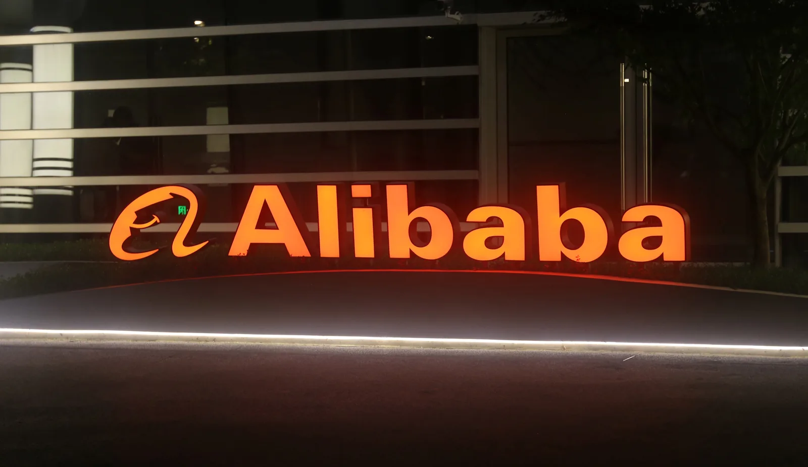 Alibaba Shares Fall After $10.2 Billion Share Placement for AI Investments
