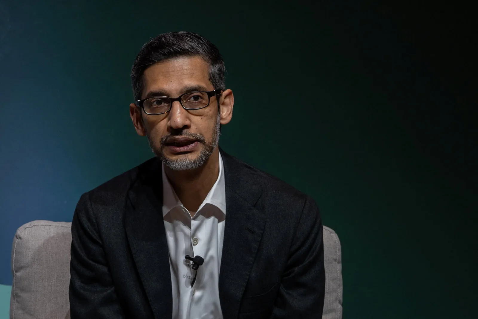 Alphabet Shares Fall After Departure of Another High-Profile AI Researcher