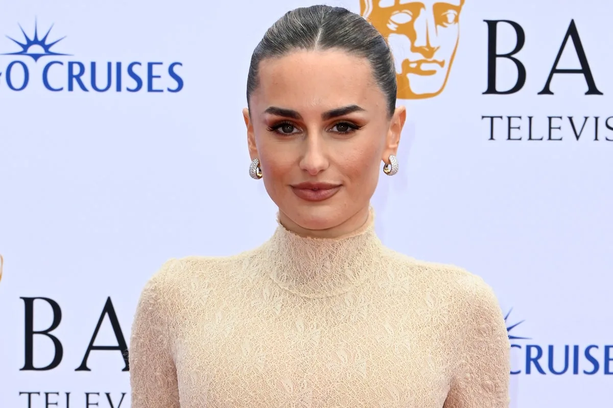 Amber Davies Stops Legally Blonde Show to Remove Audience Member Filming Performance