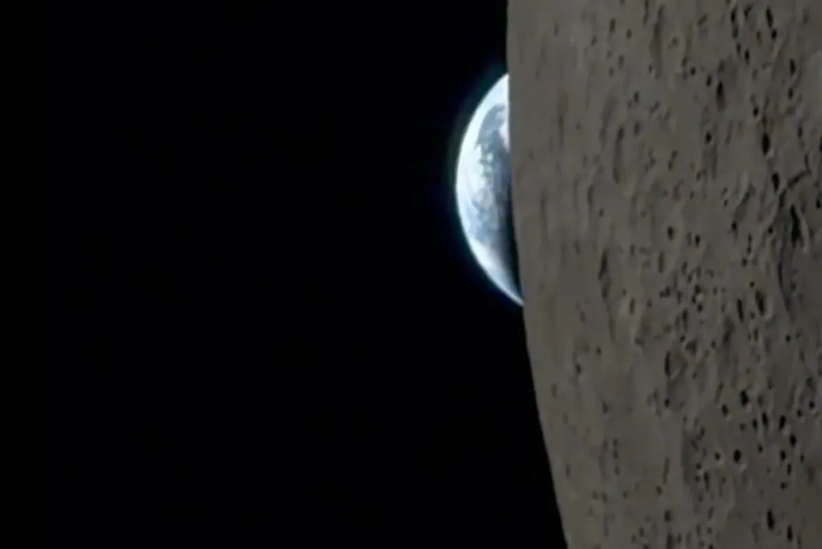 Artemis II Astronaut Captures 'Earthset' Footage During Lunar Flyby