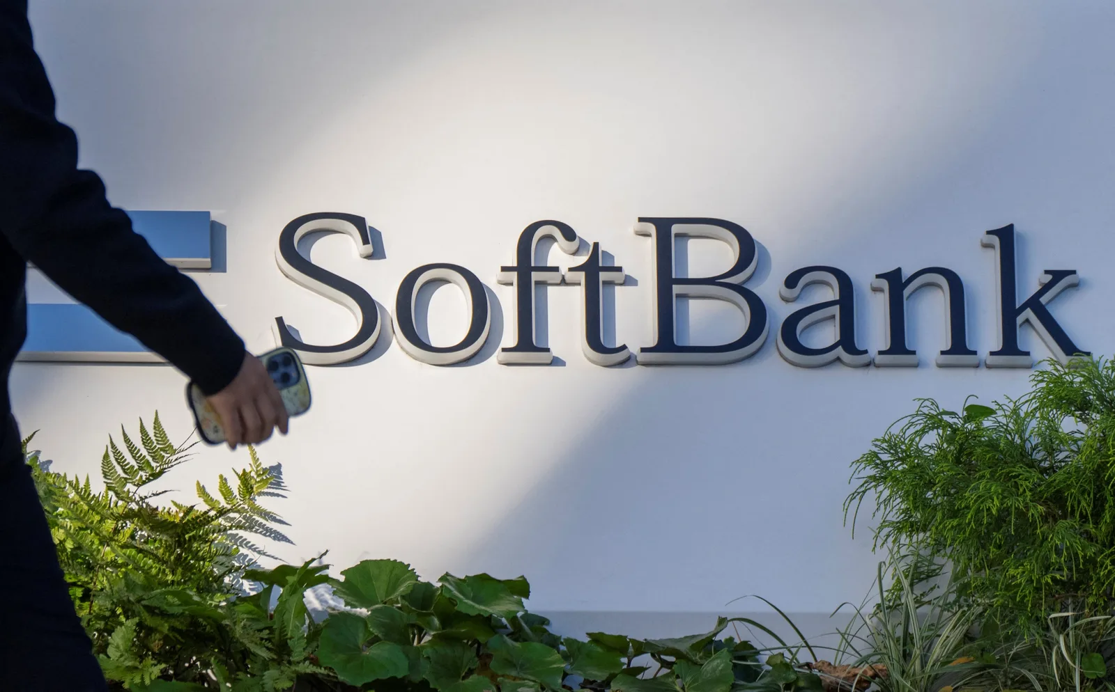 Asian Technology Stocks Fall Sharply Amid AI Infrastructure and Demand Concerns