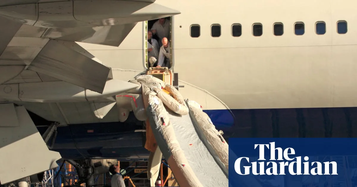 Aviation Officials Warn of Safety Risks from Passengers Retrieving Bags During Emergencies