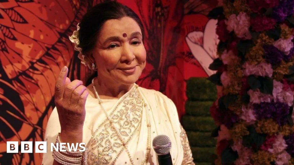 Bollywood Singer Asha Bhosle Dies at Age 92