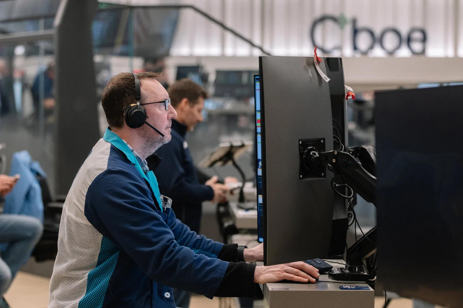 Canadian Stocks Fall Sharply Amid Tech, Banking, and Gold Declines