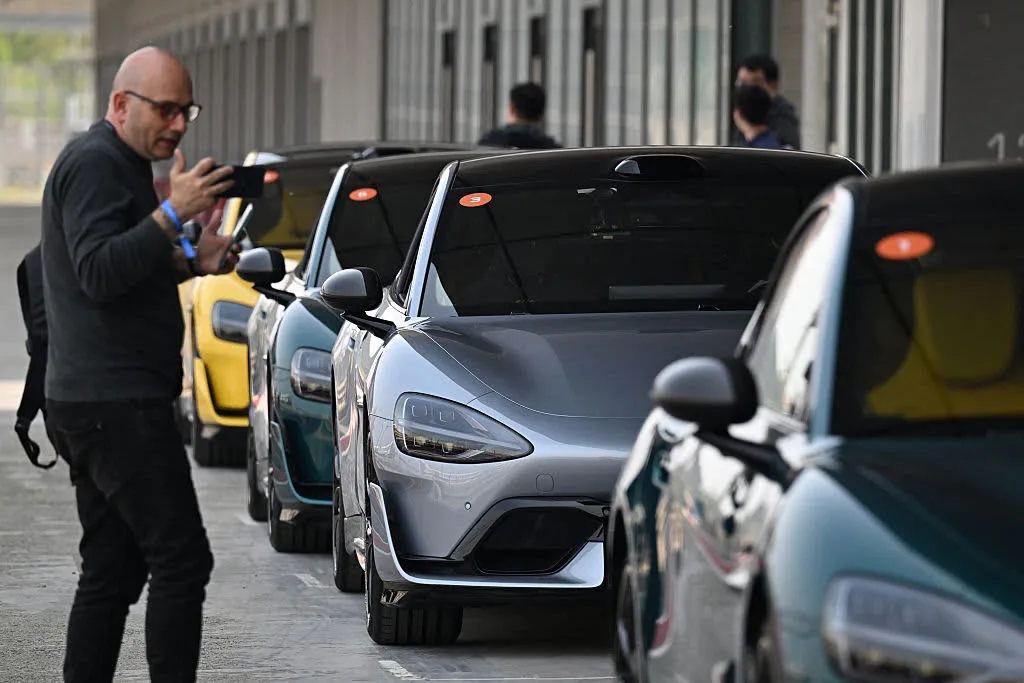 Chinese Tech Stocks Rise as BYD and Xiaomi Lead Gains Amid Regional Market Decline