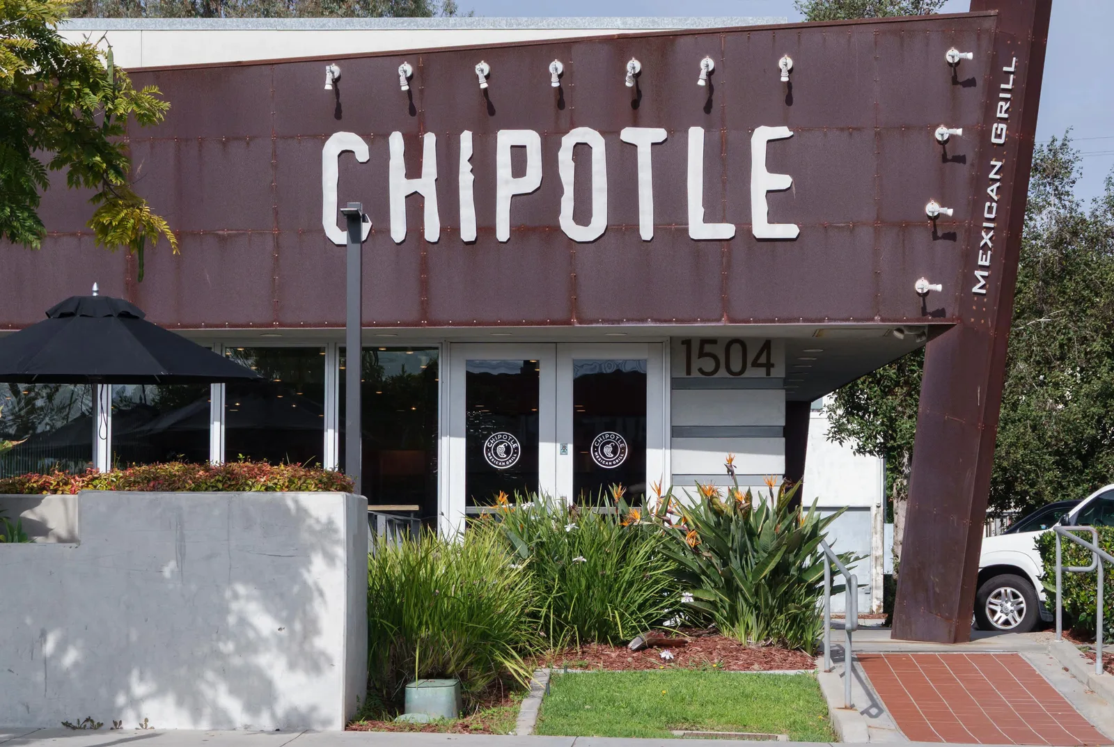Chipotle Reports Unexpected Same-Store Sales Growth, Shares Rise After Hours