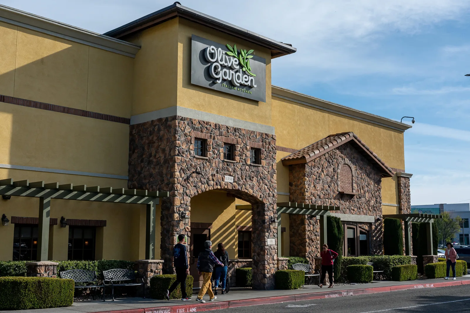 Darden Restaurants Reports Earnings Beat but Olive Garden Sales Lag Expectations