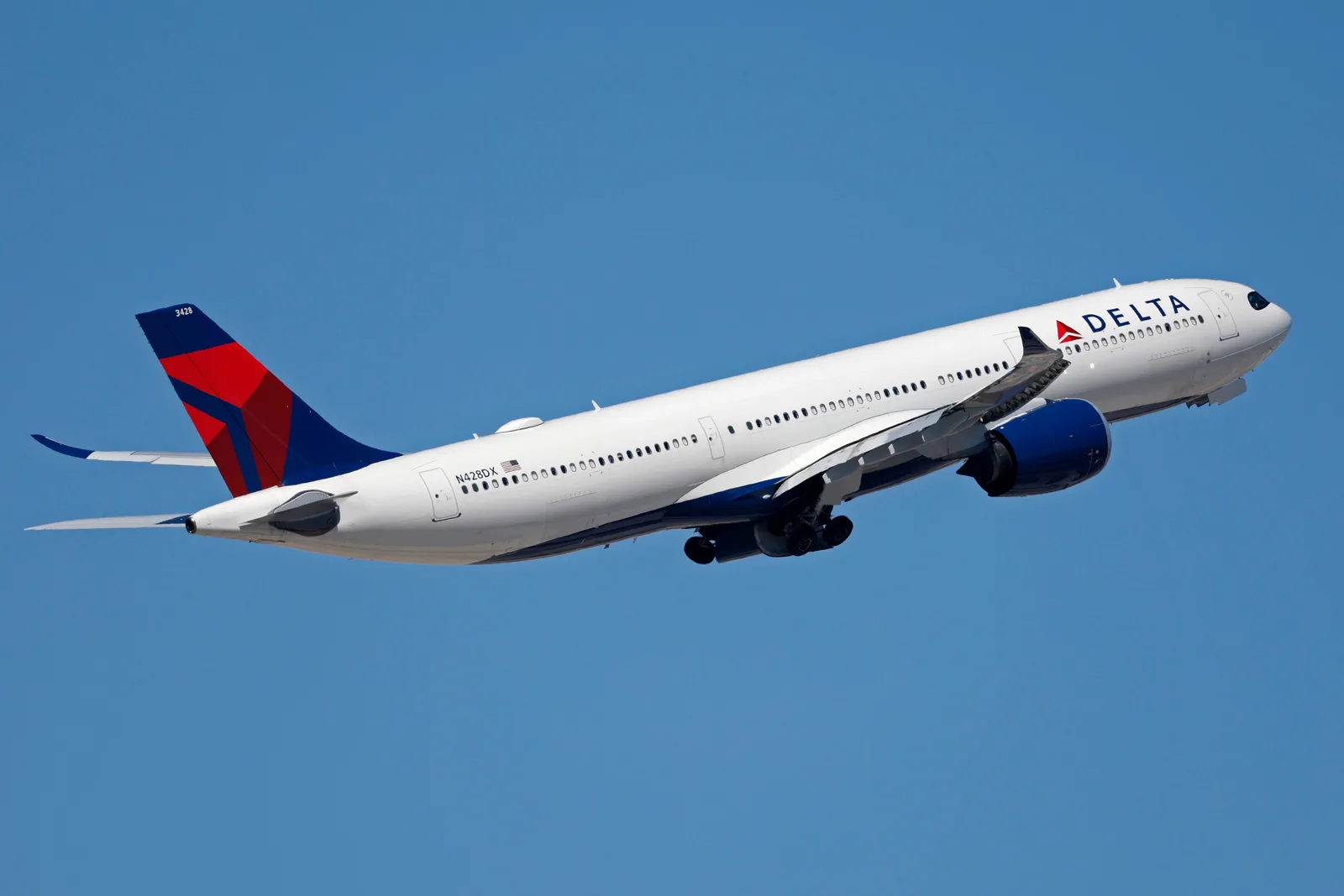 Delta Adjusts Growth Plans Amid Rising Jet Fuel Costs and Reports Strong Earnings