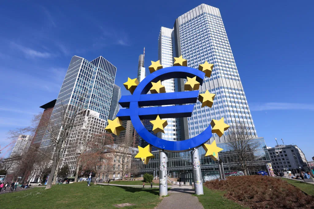 Economists and Markets Anticipate ECB Interest Rate Hikes Amid Rising Inflation