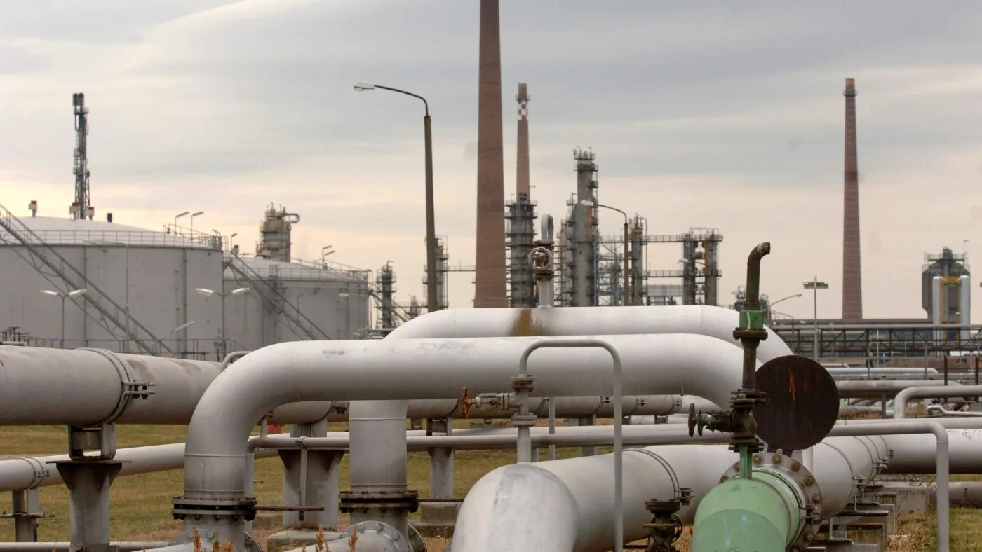 EU Offers Aid to Repair Oil Pipeline Amid Hungary-Ukraine Loan Dispute