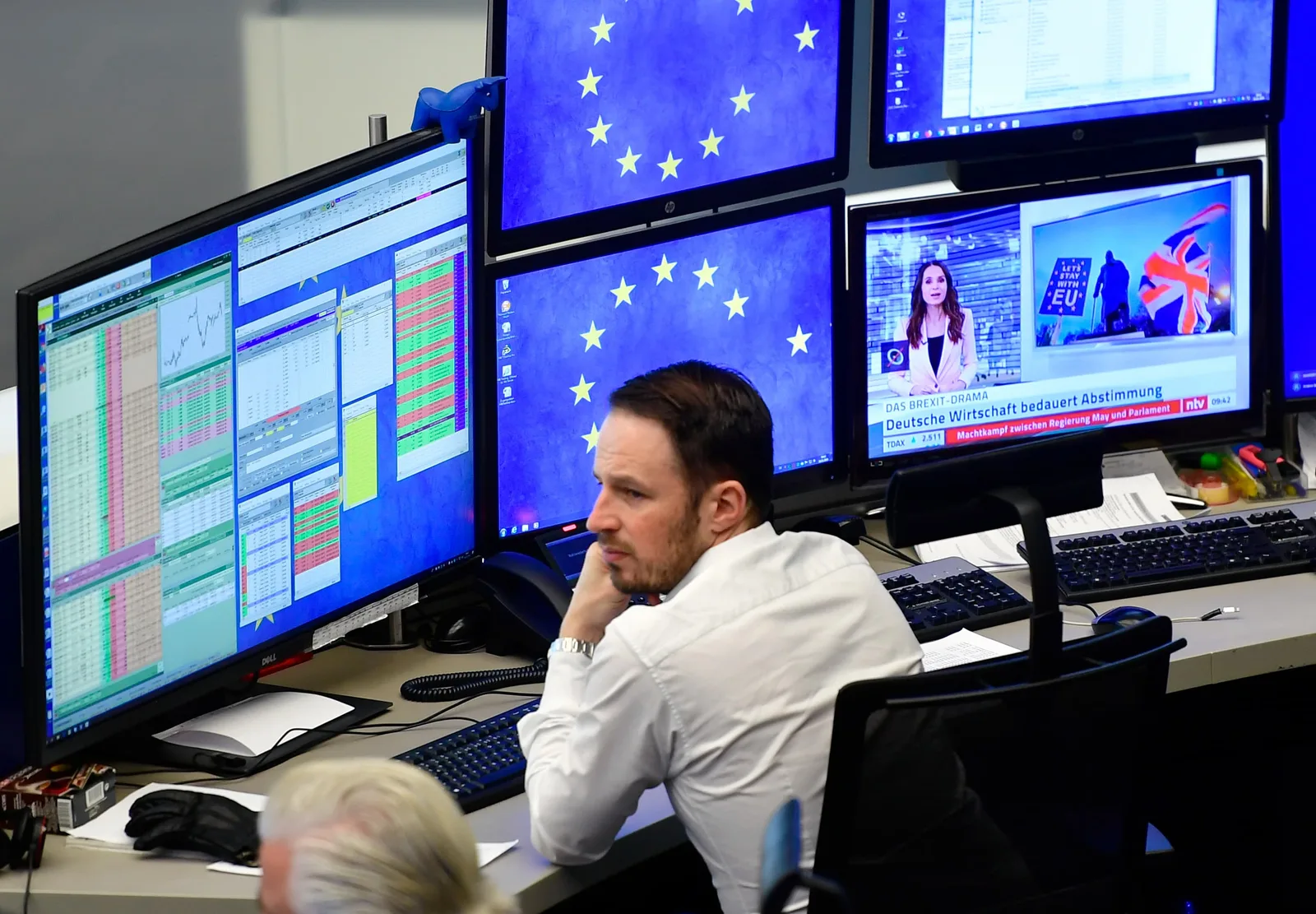 European Stocks Decline After Trump Threatens Higher Auto Tariffs