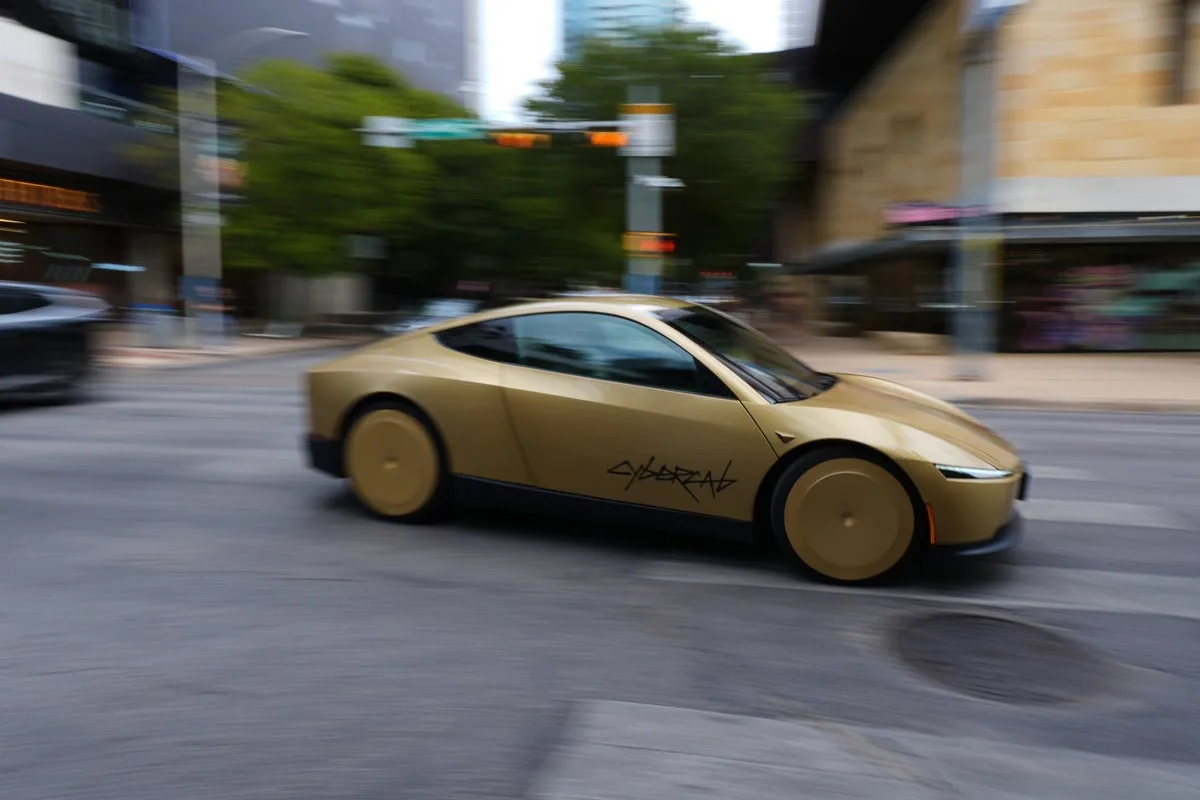 Federal Regulators Investigate Tesla's Steering-Wheel-Free Cybercab Service