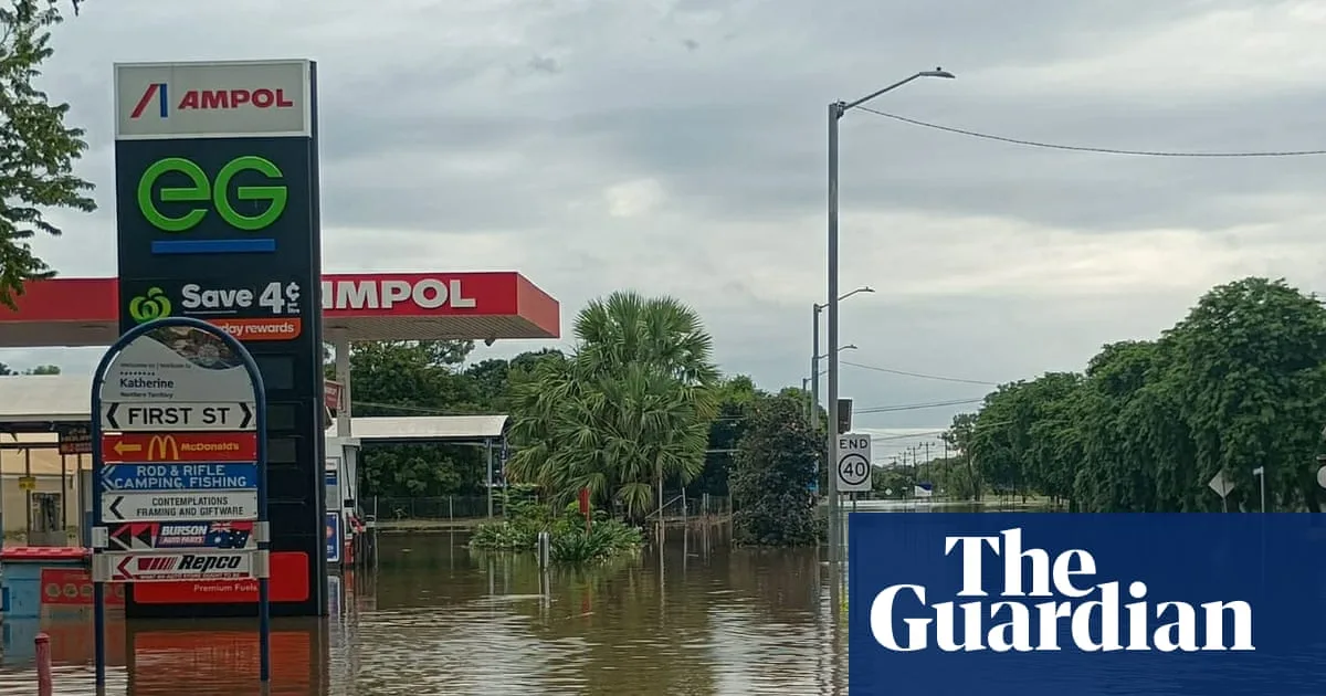 Flooding in Northern Territory leads to evacuations and school closures