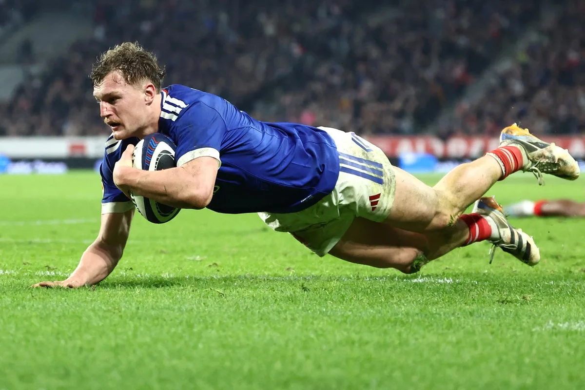 France defeat Italy 33-8 to keep Six Nations Grand Slam hopes alive