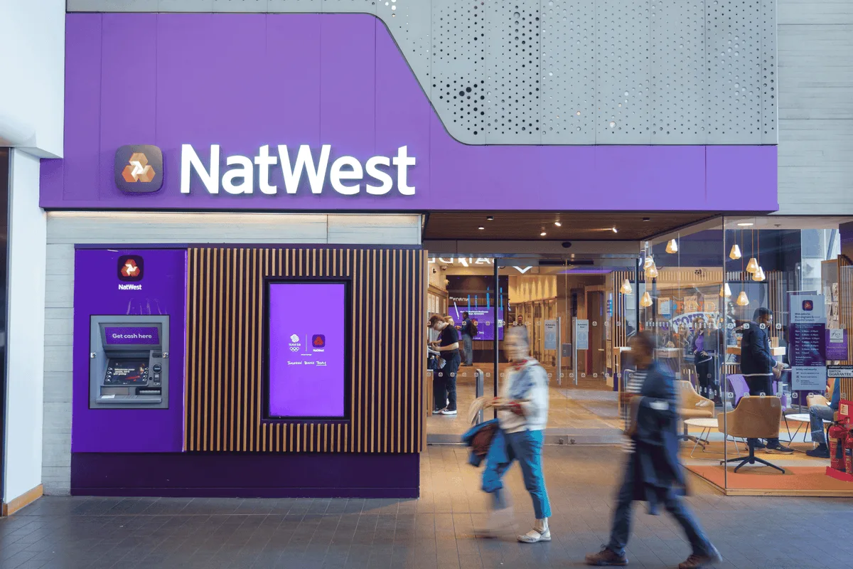 FTSE 100 Declines as NatWest Shares Drop Following Earnings Report