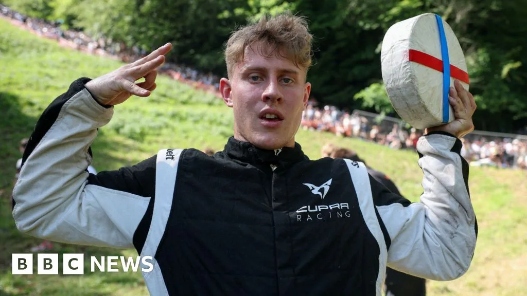 German YouTuber Tom Kopke Wins 2026 Cooper's Hill Cheese Rolling Race