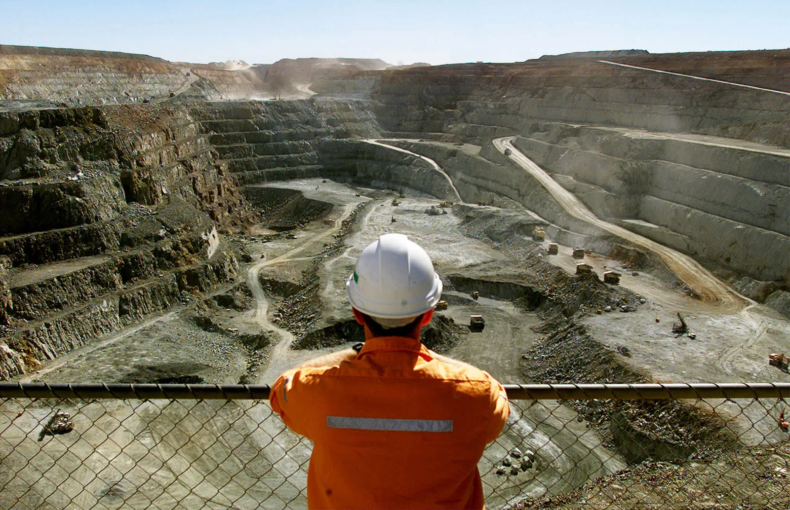 Gold Prices Enter Bear Market, Impacting Mining Companies and Investor Sentiment