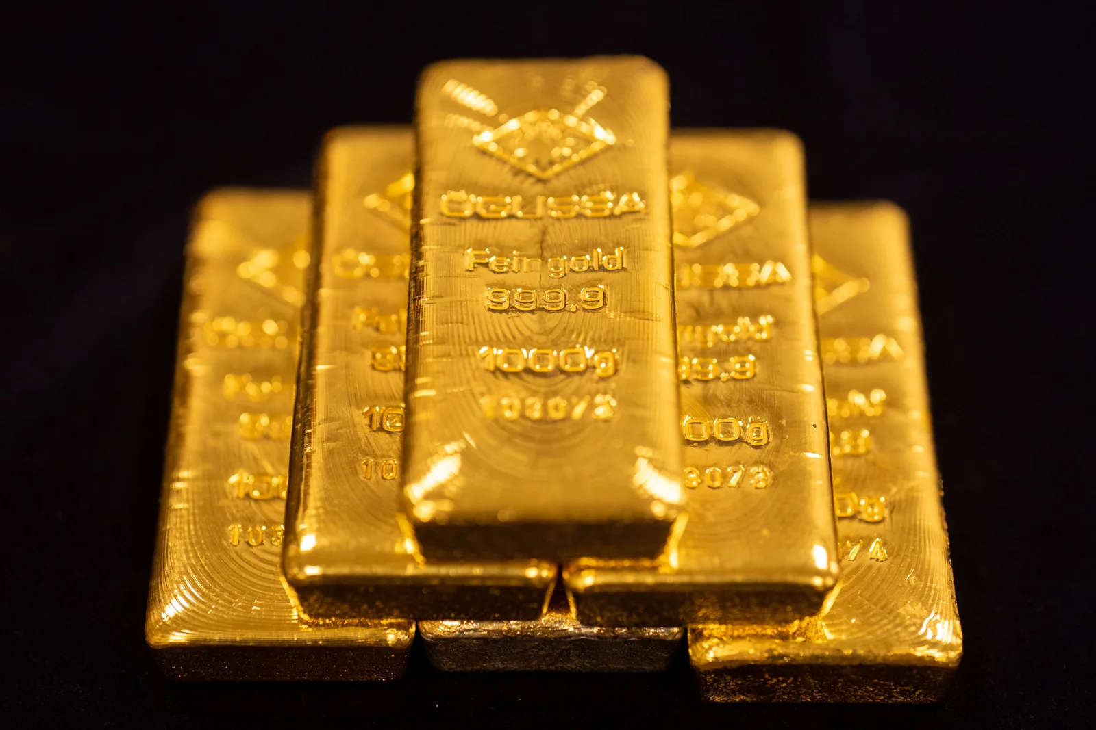 Gold Prices Fall to Two-Month Low Amid Reduced Interest in Inflation Hedges