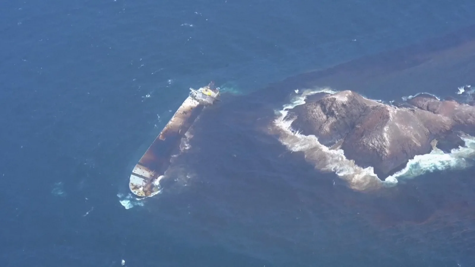 Grounded Tanker Leaks Russian Oil Off Oman Amid Strait of Hormuz Disruptions