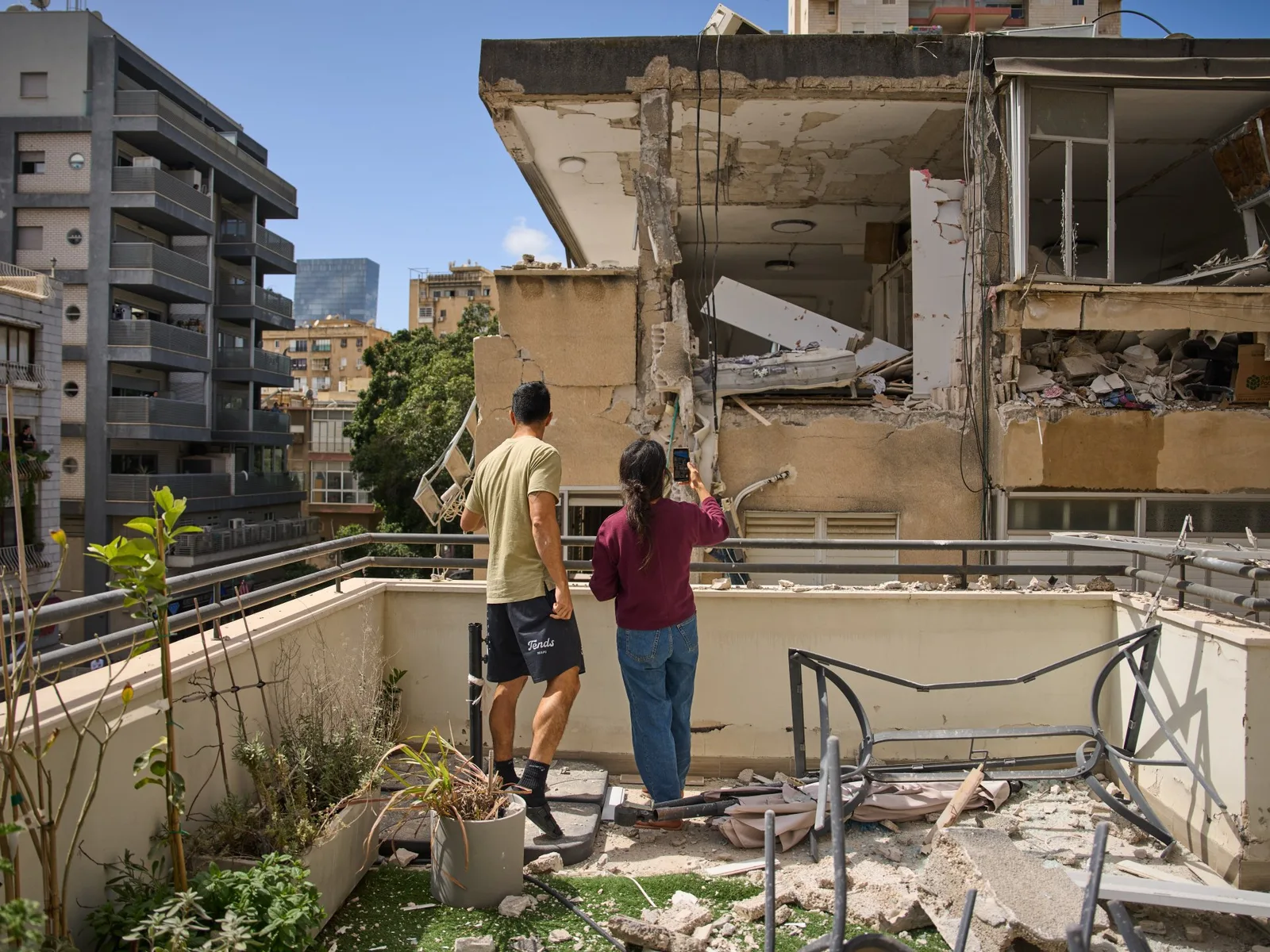 Hezbollah and Houthis Join Iran in Attack on Israel Amid Strikes in Lebanon