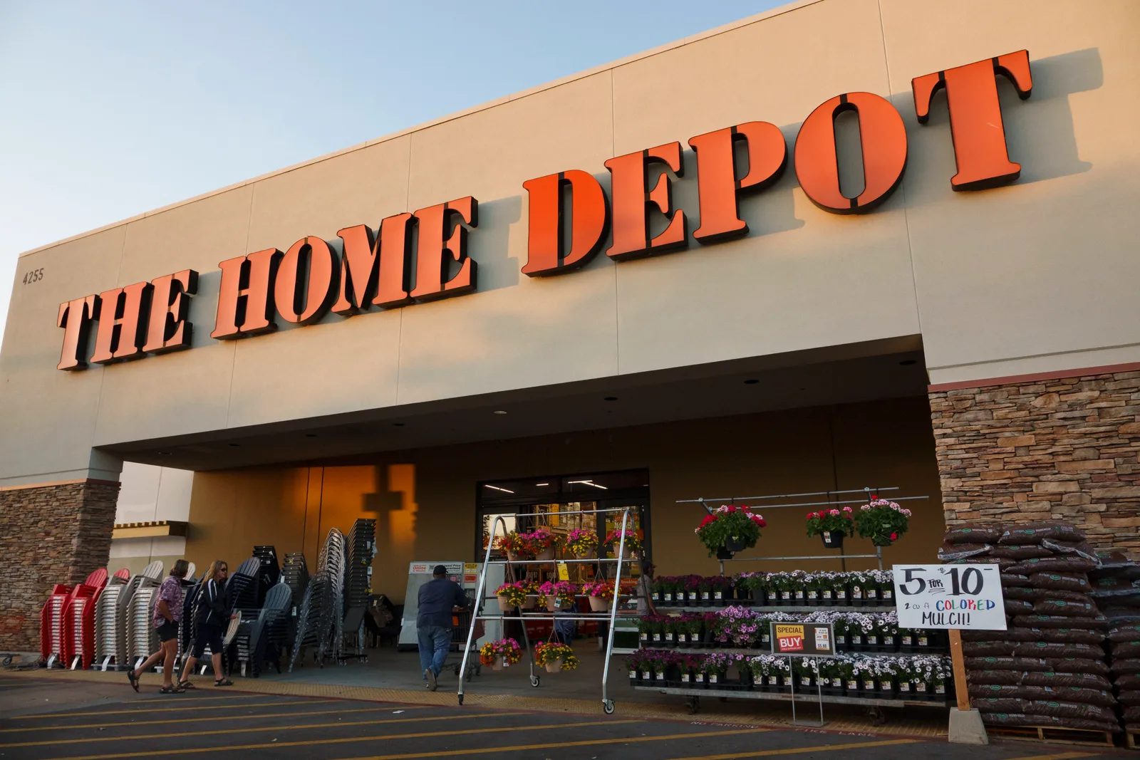 Home Depot Beats Profit Expectations Despite Mixed Sales and Economic Pressures
