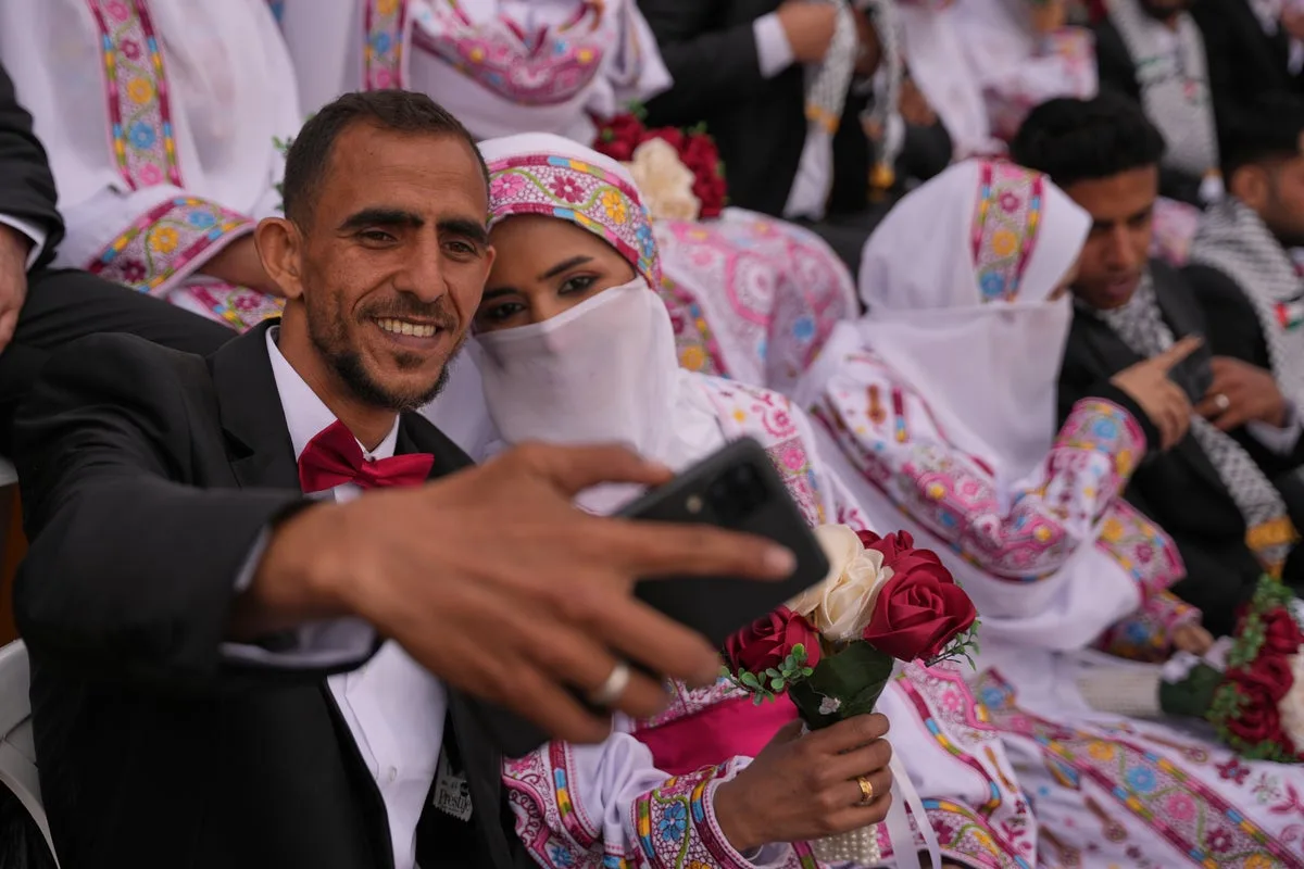 Hundreds of Couples Participate in Mass Wedding Ceremony in Central Gaza