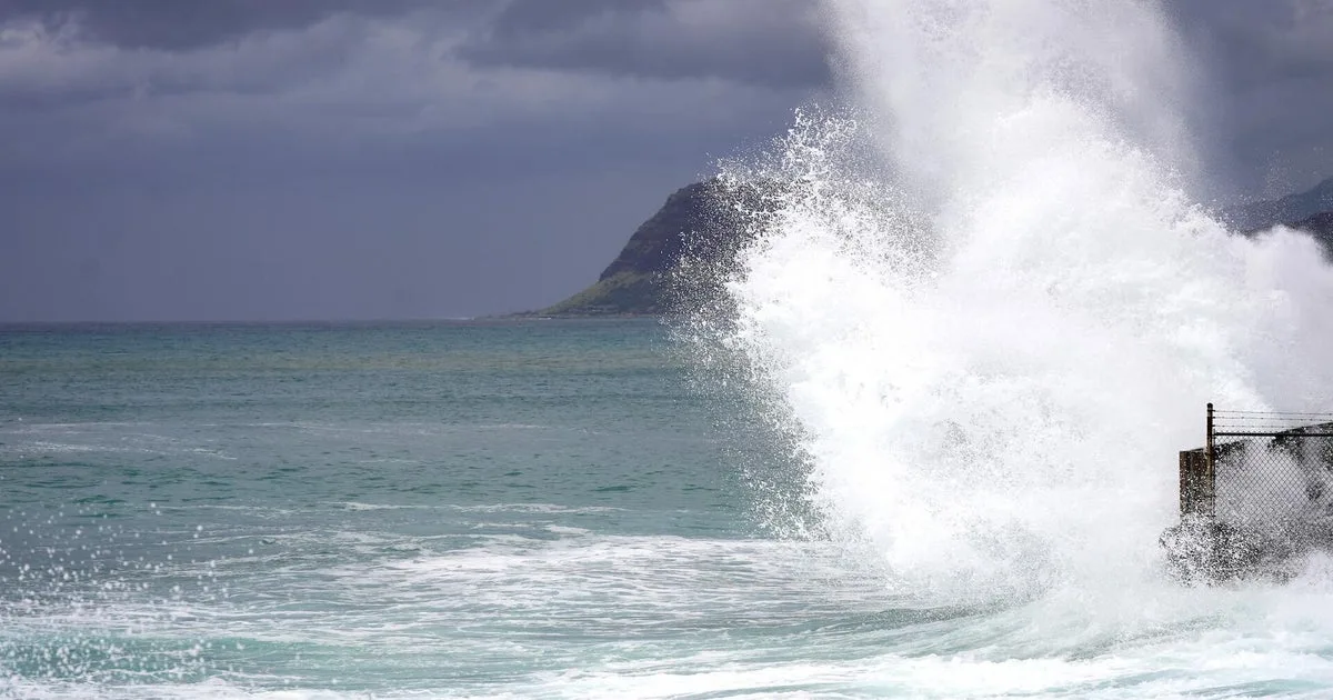 Hurricane Lowell Brings Flooding and Power Outages to Hawaii's Western Islands