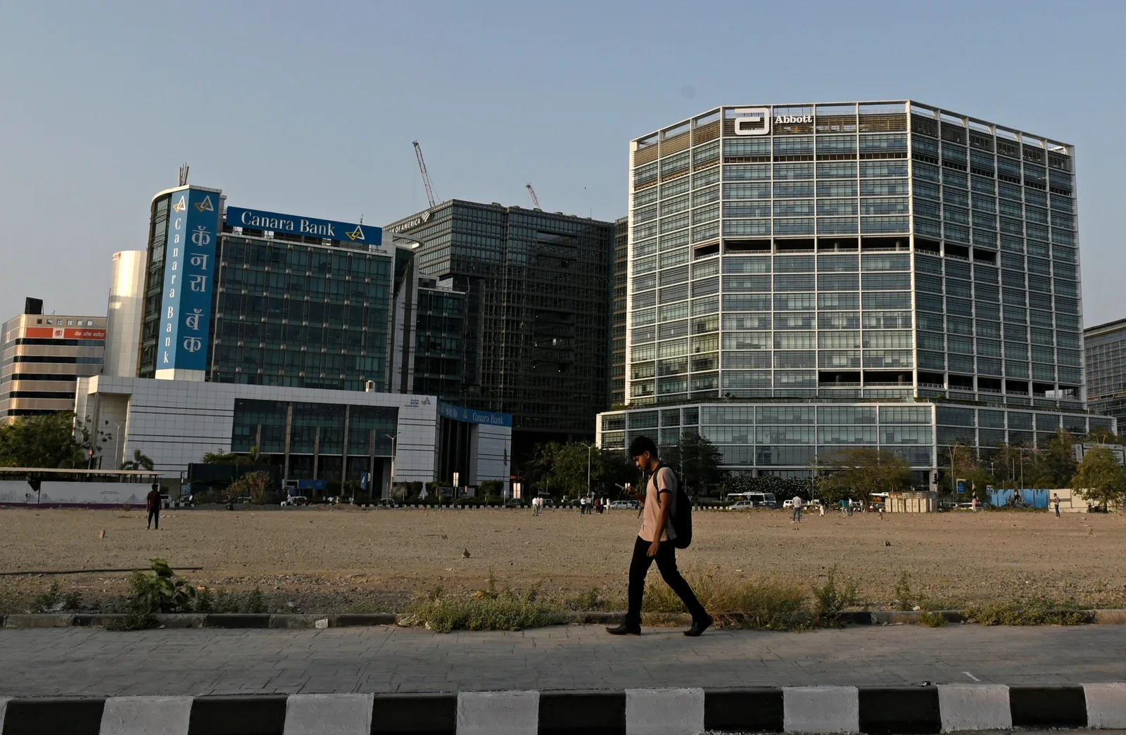 India Bans Banks From Offshore Rupee Derivative Trading to Support Currency