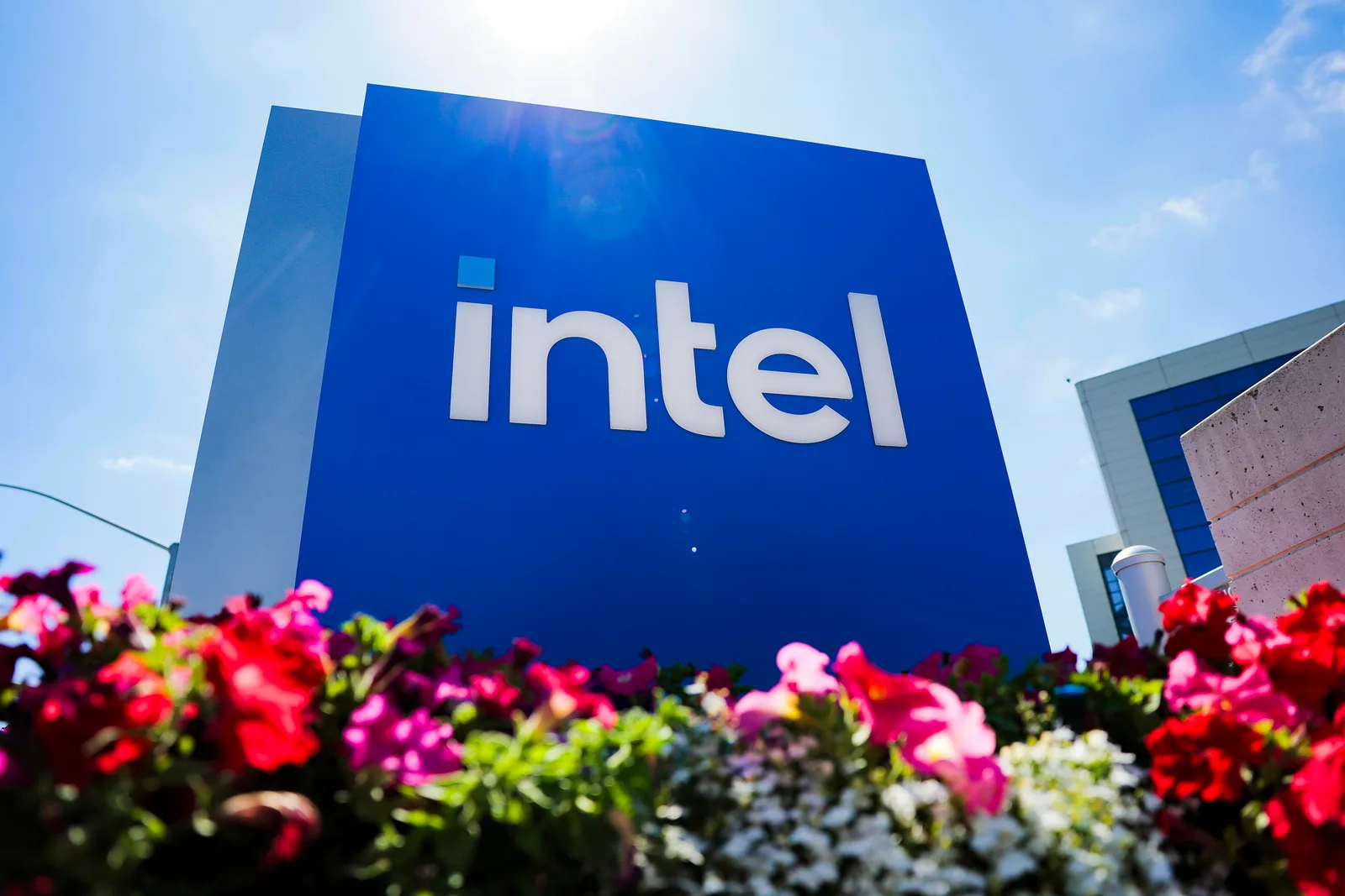 Intel Announces Upsized Stock Offering Amid Rising AI Demand