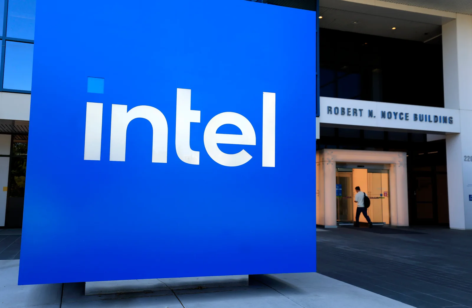 Intel Stock Achieves Record 9-Day Winning Streak Amid New Deals