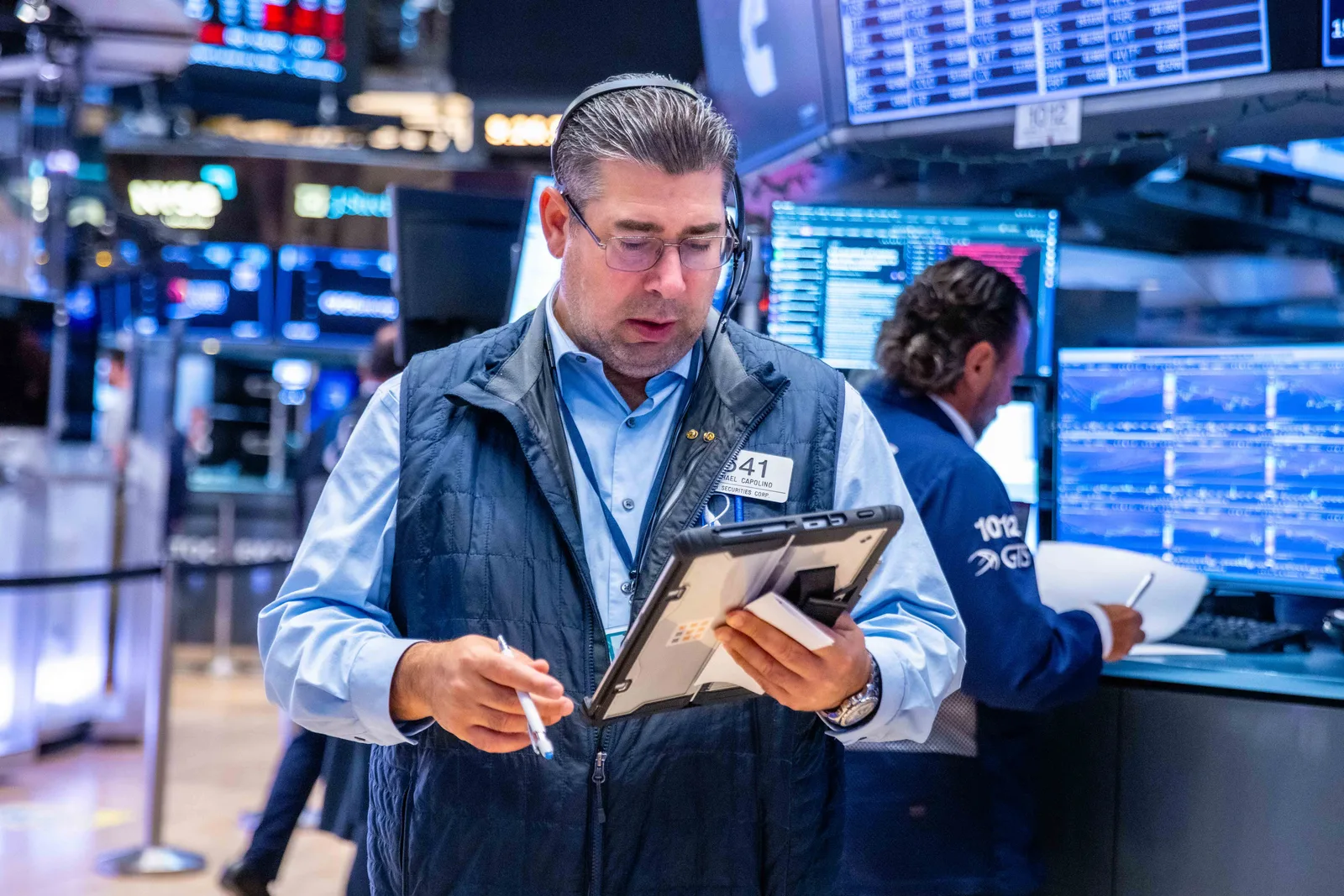 Investors Increase Bond Fund Inflows Despite Rising Global Yields