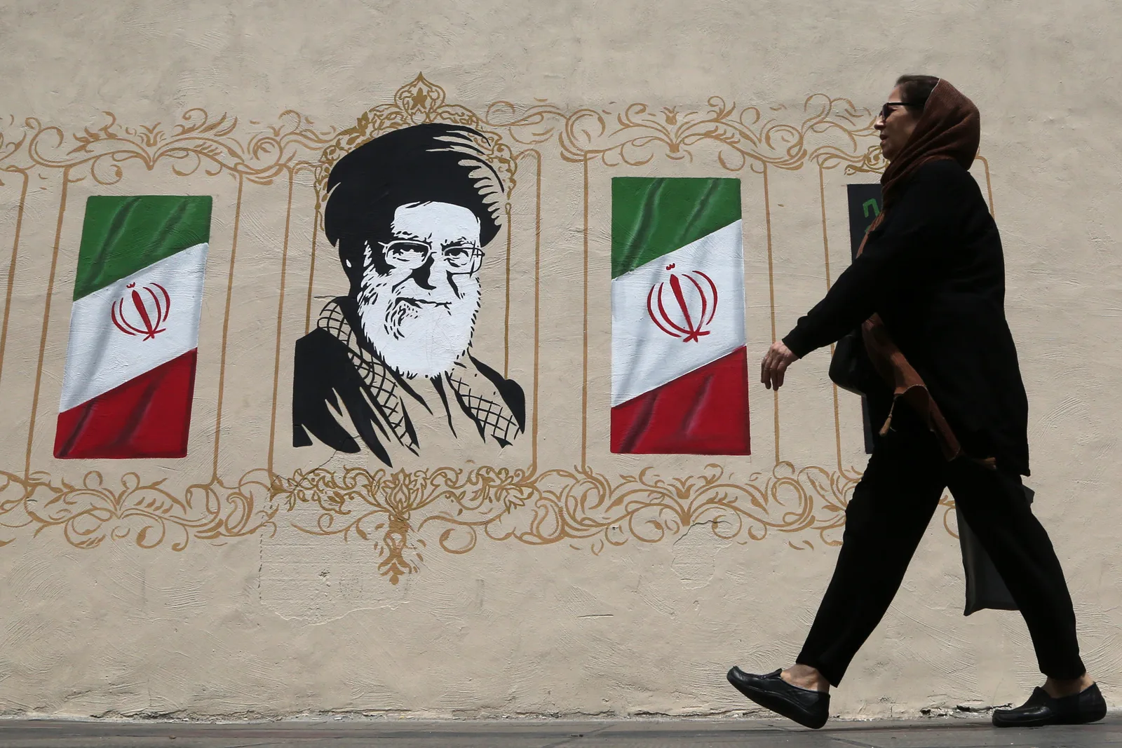 US and Iran Issue Conflicting Claims Over Control of Strait of Hormuz