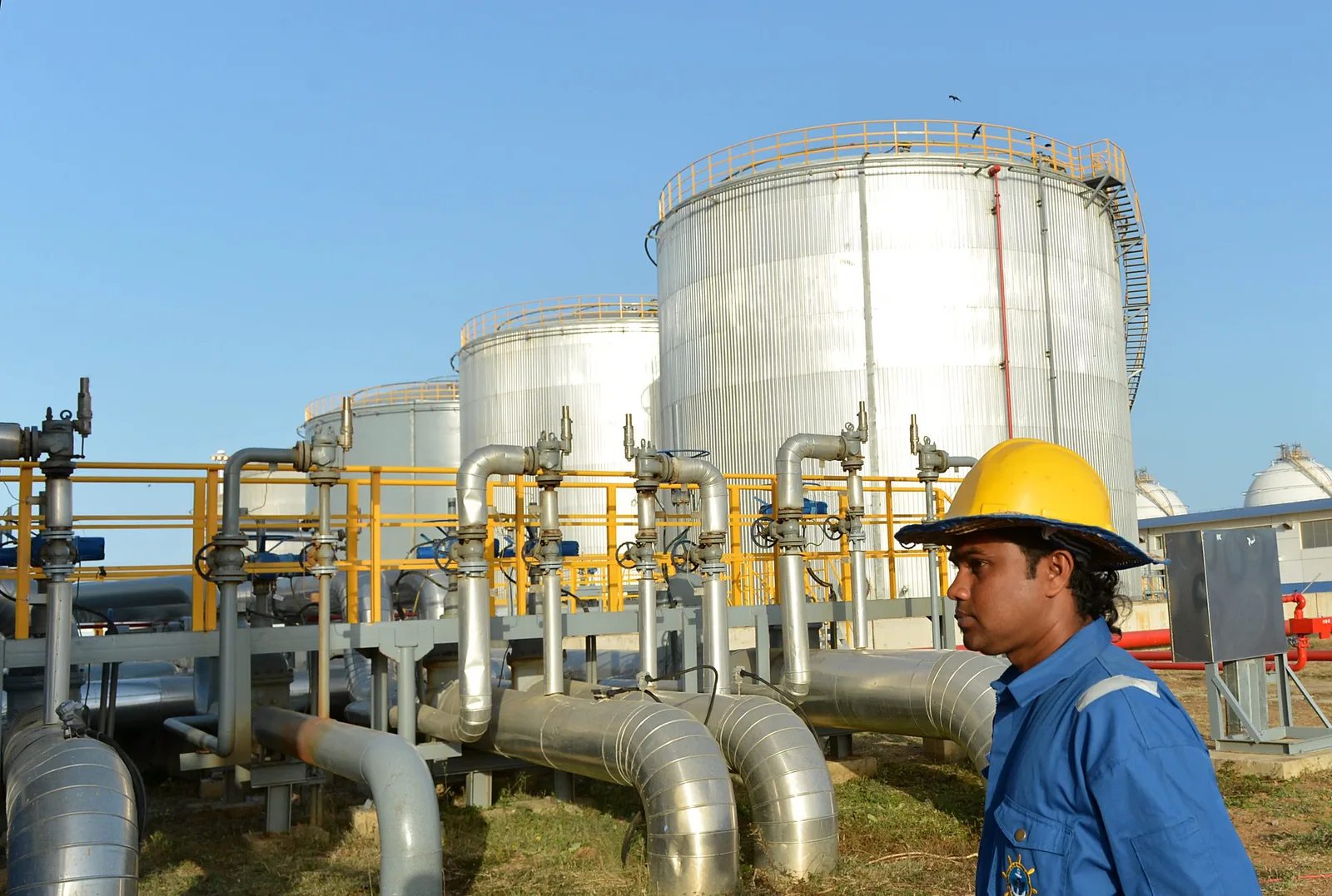 Oil Prices Rise Amid Saudi Output Cuts and Iran-U.S. Ceasefire Tensions