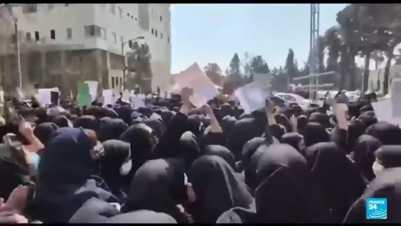 Iranian University Students Protest; Government Warns Against Crossing 'Red Lines'