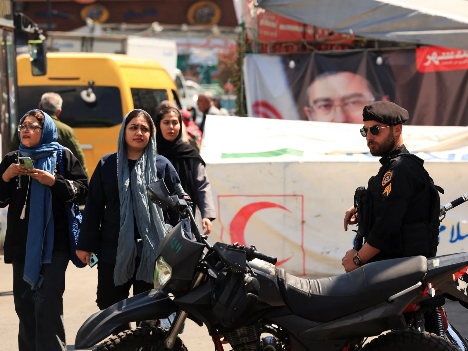 Iran War Prolongs Strait of Hormuz Blockade and Stalls Peace Negotiations