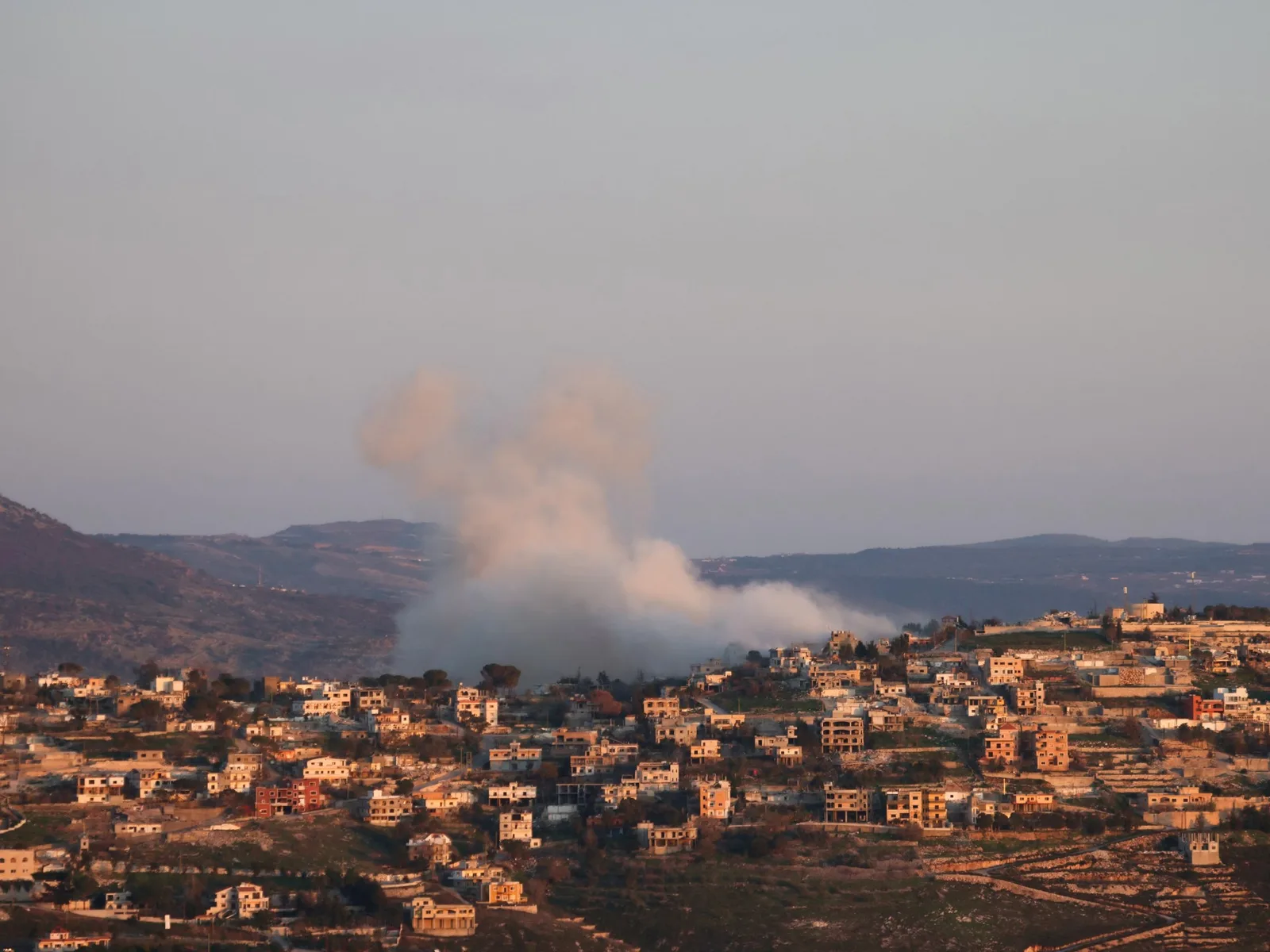 Israel Launches New Wave of Airstrikes in Southern and Eastern Lebanon