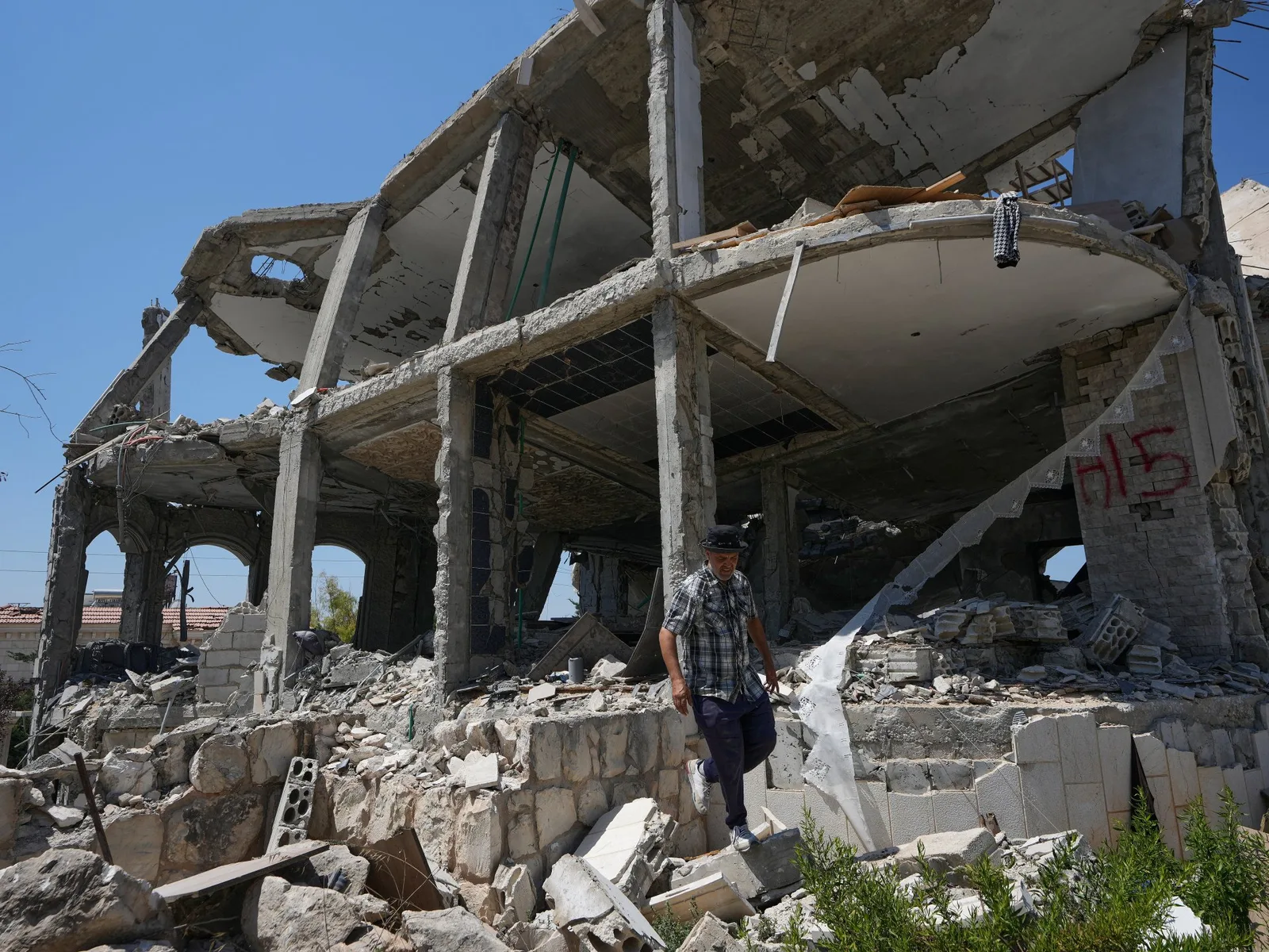 Israeli Airstrikes in Southern Lebanon Kill One, Injure 11 Amid Ongoing Tensions