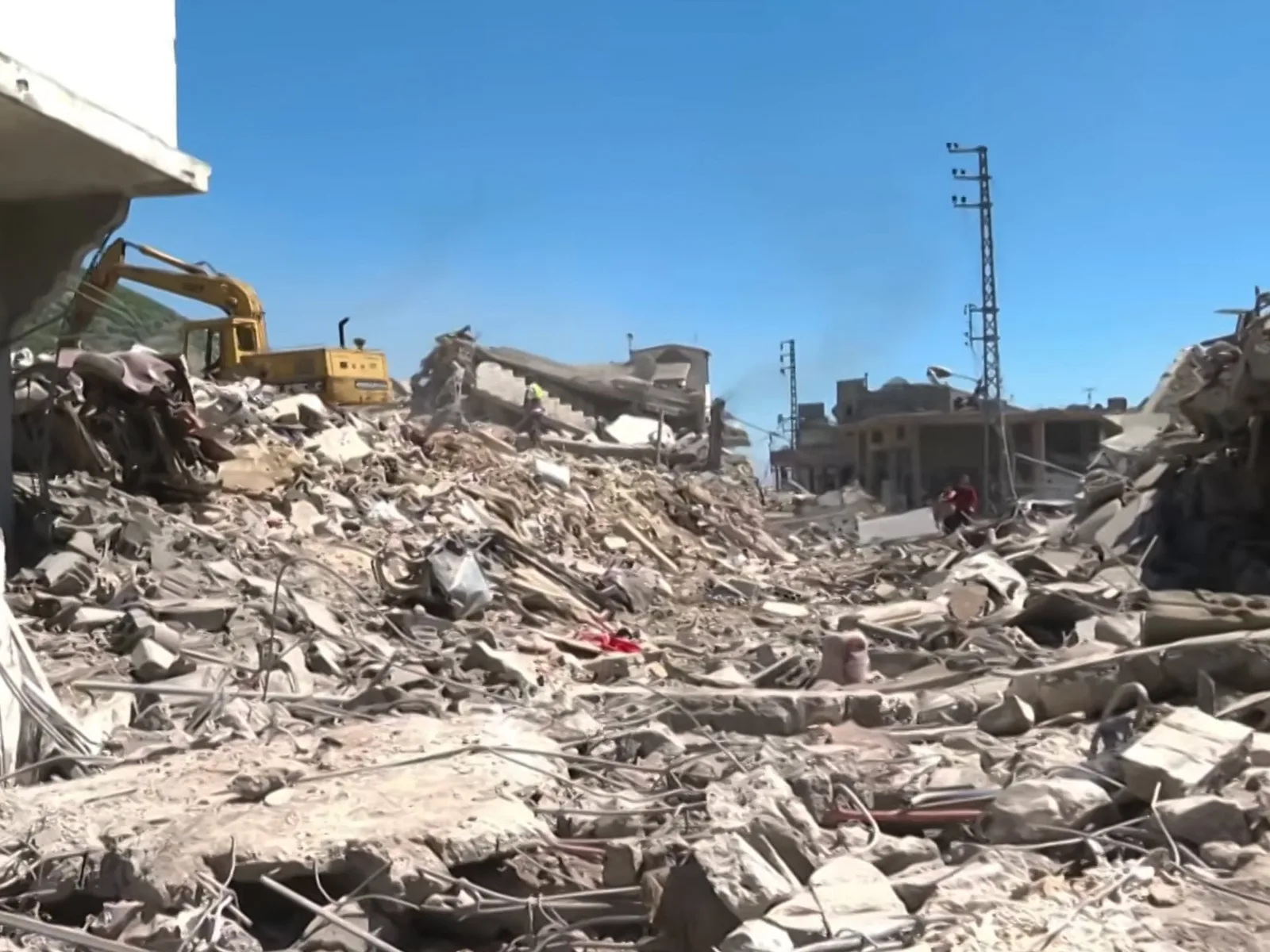 Israeli Attacks in Eastern Lebanon Kill at Least 12; Clashes Reported Along River