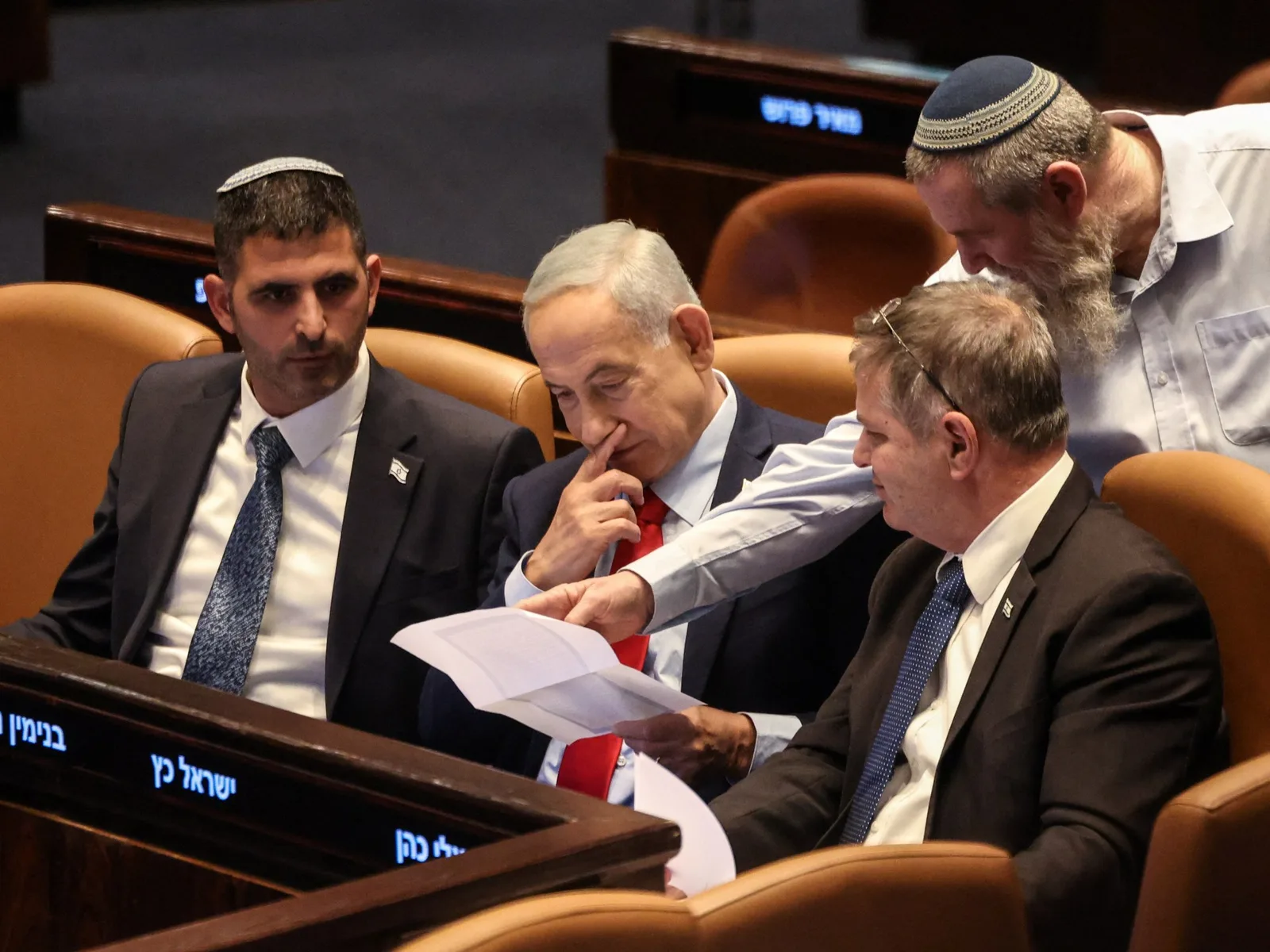 Israeli Lawmakers Advance Bill to Dissolve Parliament Amid Political Pressure