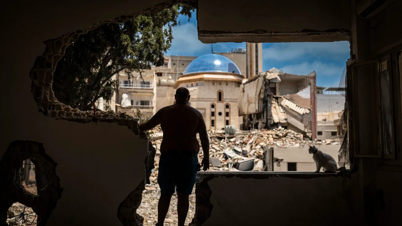 Israeli Strikes Impact Lebanese City of Tyre Amid Ongoing Border Clashes
