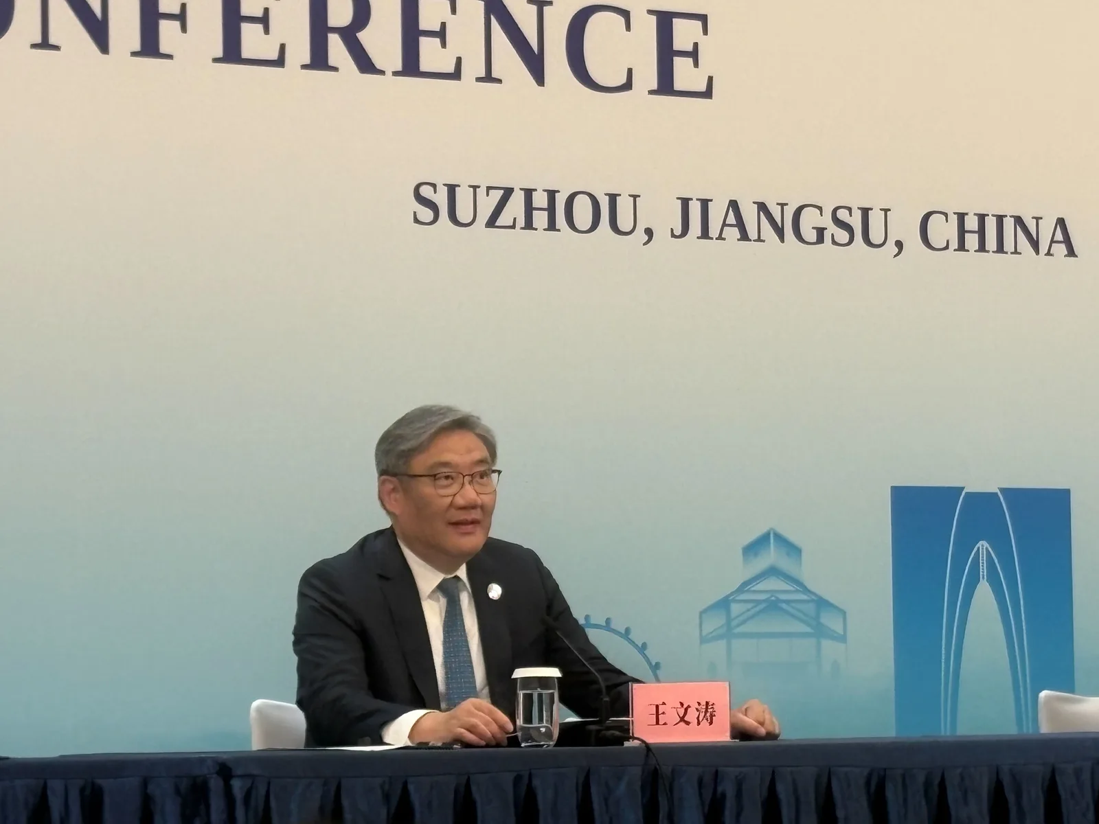Japanese and Chinese Trade Ministers Hold Brief Meeting at APEC Dinner in Suzhou