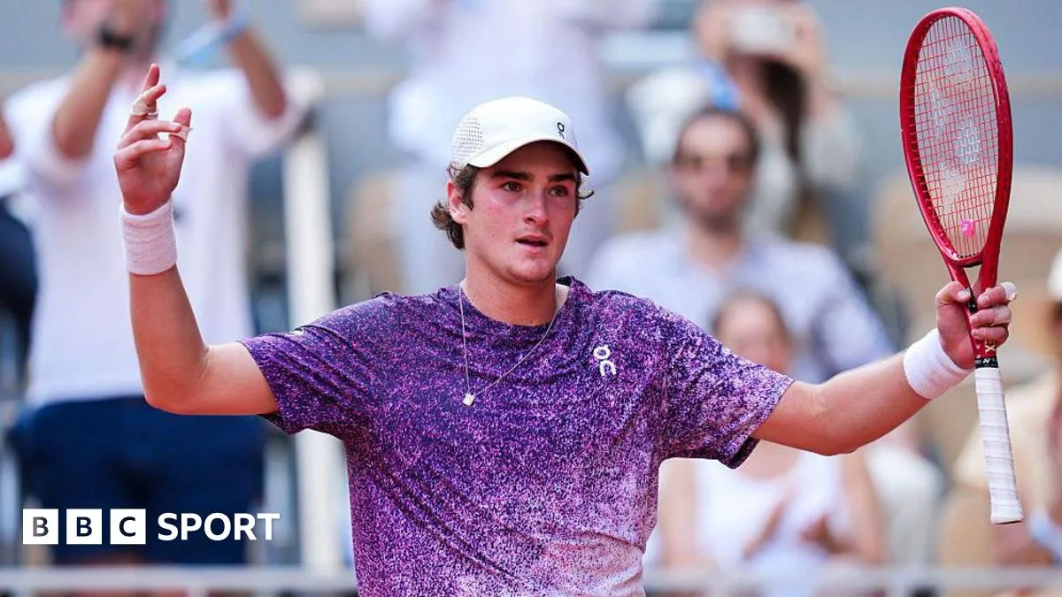 Joao Fonseca Defeats Novak Djokovic in Five-Set French Open Third-Round Match