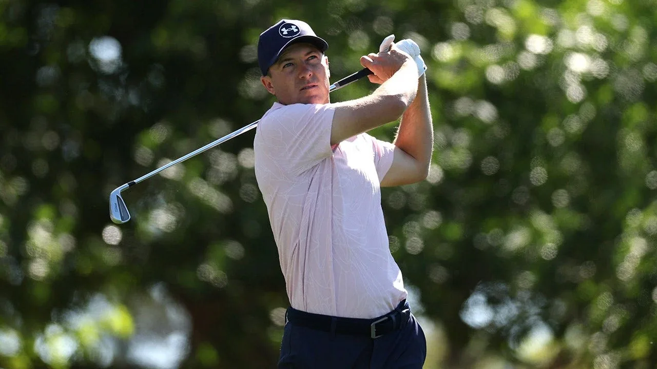 Jordan Spieth Strikes Patron With Tee Shot at Masters, Offers Signed Glove in Apology
