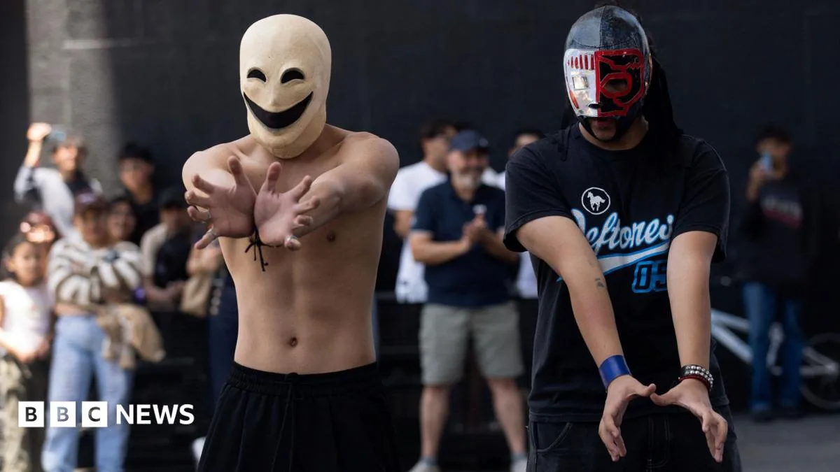 Latin American Youth Participate in Public 'Aura Battles' to Showcase Charisma