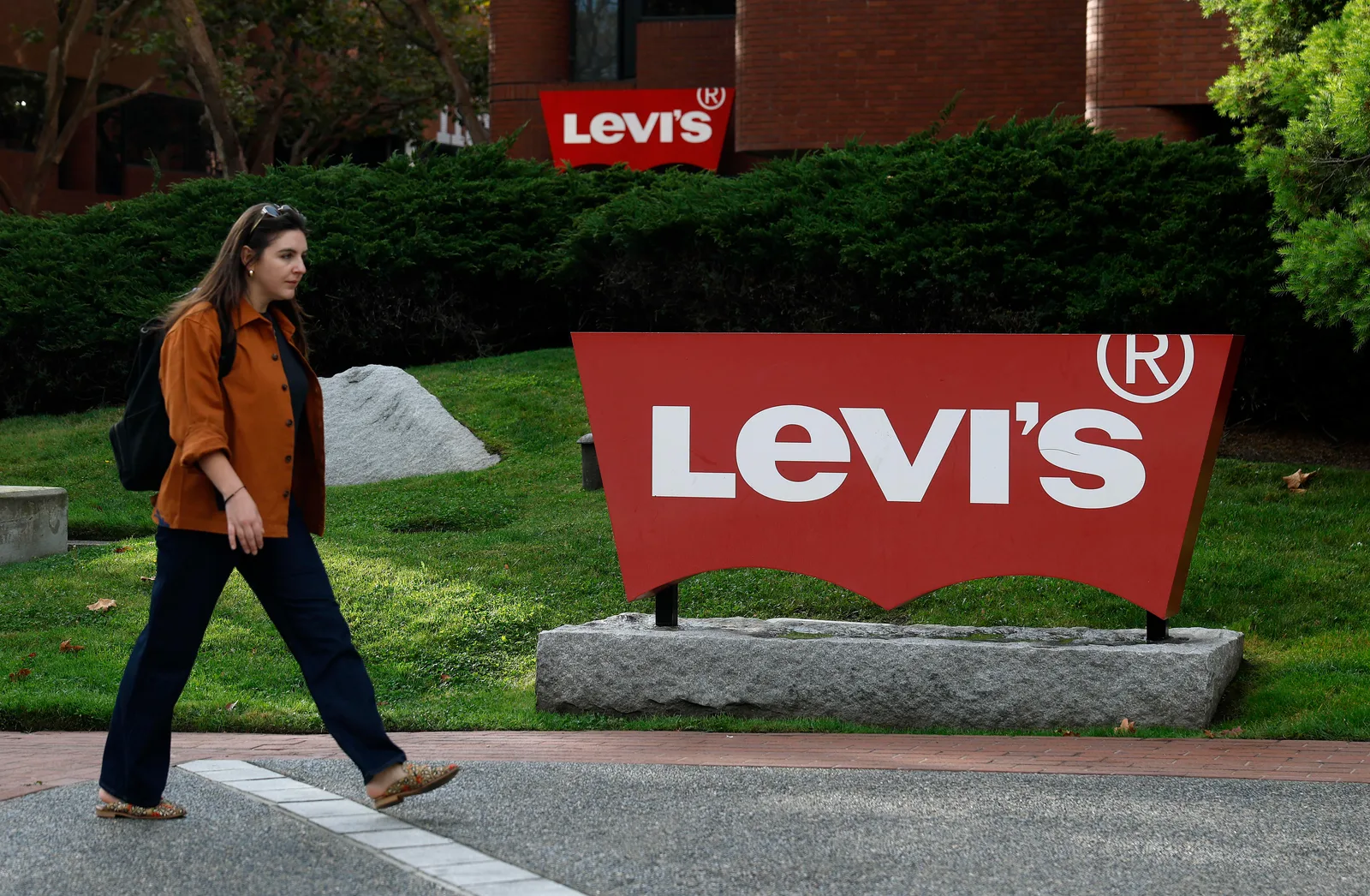 Levi Strauss Raises Sales and Profit Outlook After Beating Expectations