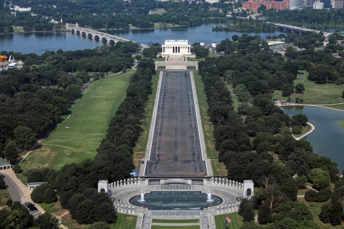 Lincoln Memorial Reflecting Pool Liner Fades and Shows Peeling After Recent Renovation