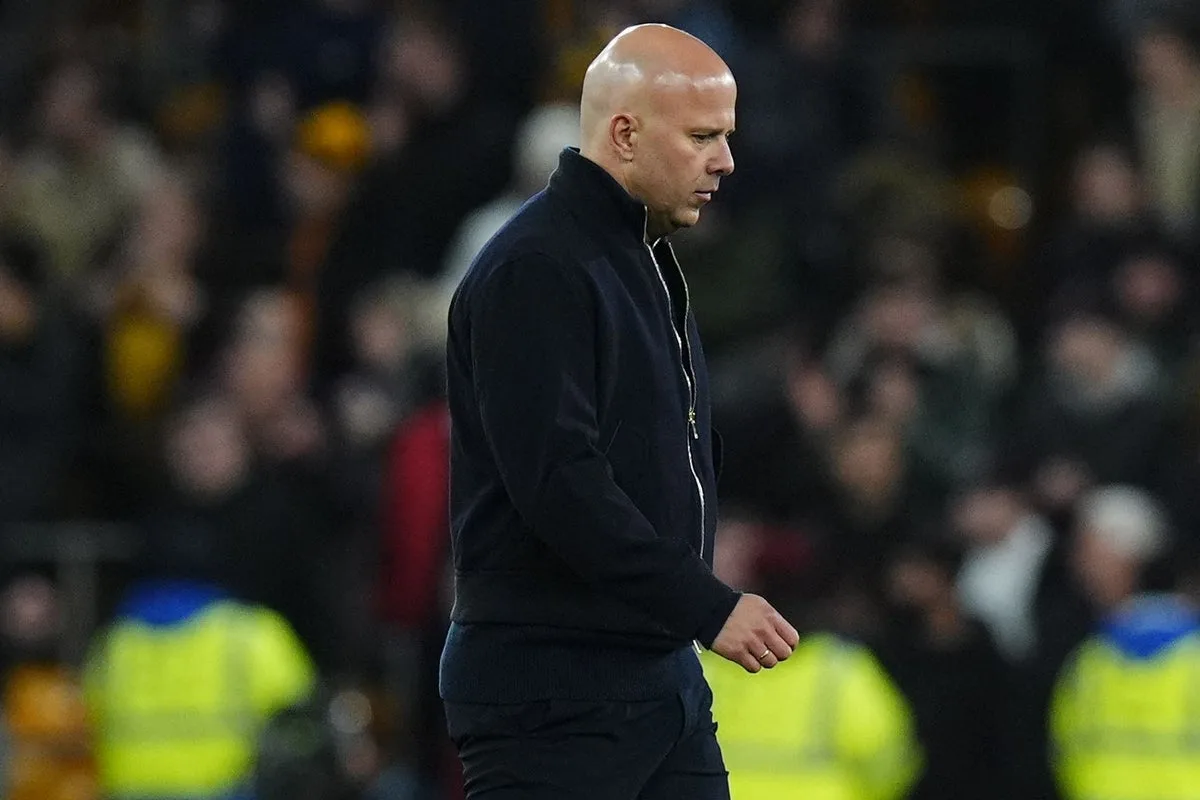 Liverpool lose to Wolves with stoppage-time deflected goal, coach Slot comments